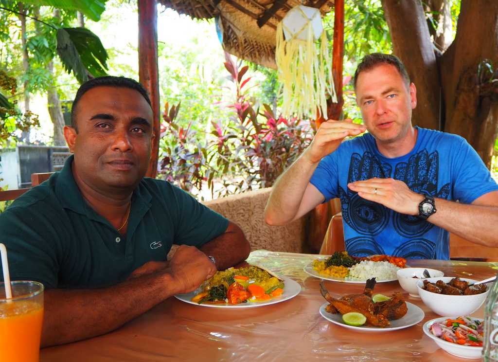 Jak jeść ręką? Obiad na Sri Lance: instrukcja obsługi jedzenia palcami. Film.